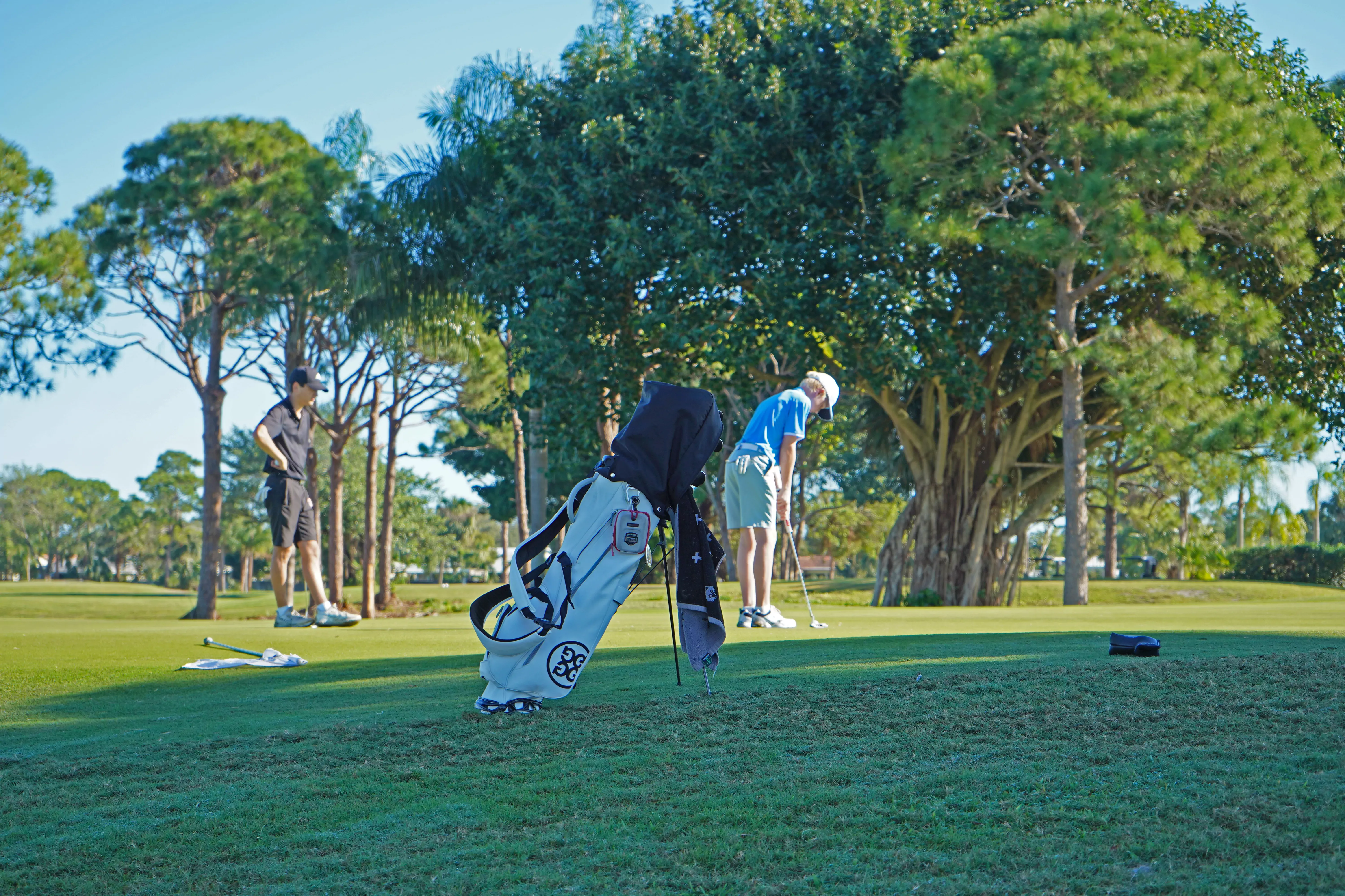 Image of junior golfers on hole 9 of the Sailfish 18 Course at Sailfish Sands Golf Course