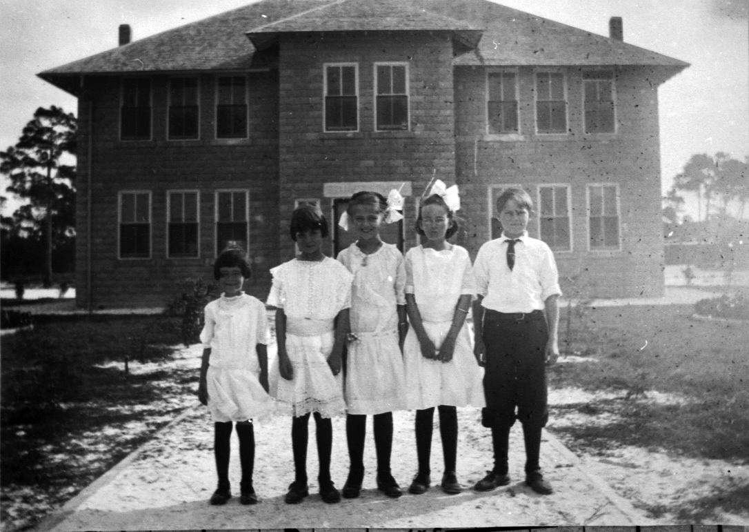 Children standing outside of the 1921 school, credit to Sandy Thurlow Collection.
