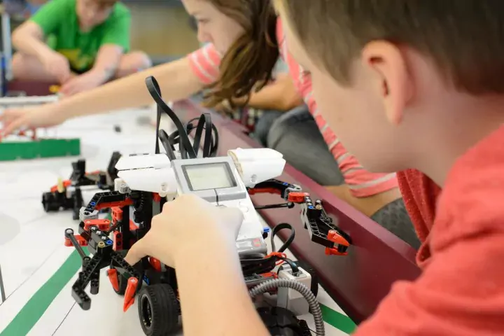kids creating robots and coding