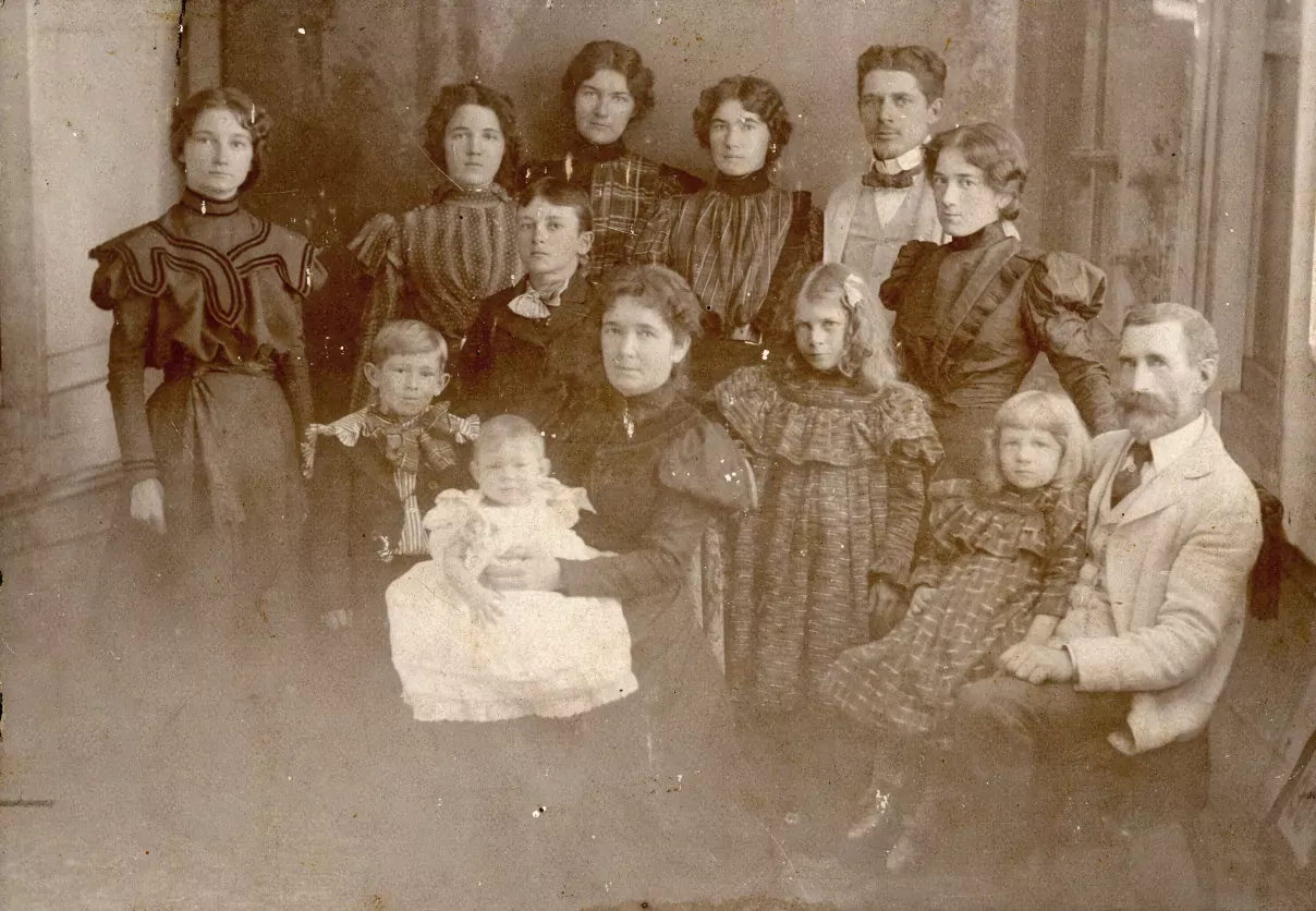 Sylvanus and Martha Kitching family, c. 1898, Sandra Thurlow, Martin Digital History