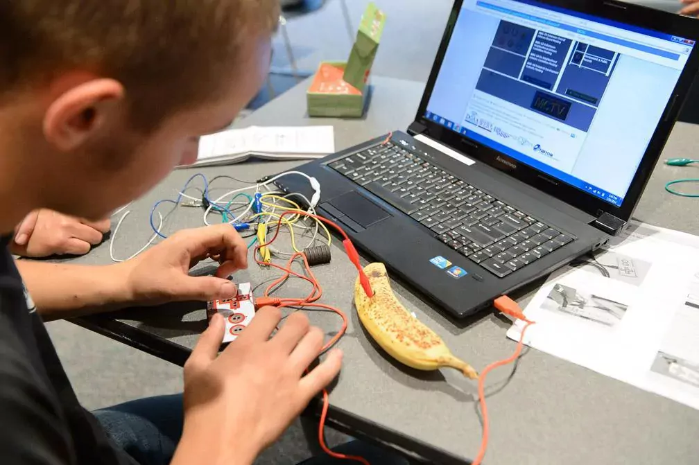 Picture of a teen coding a circuit board at the Blake Library