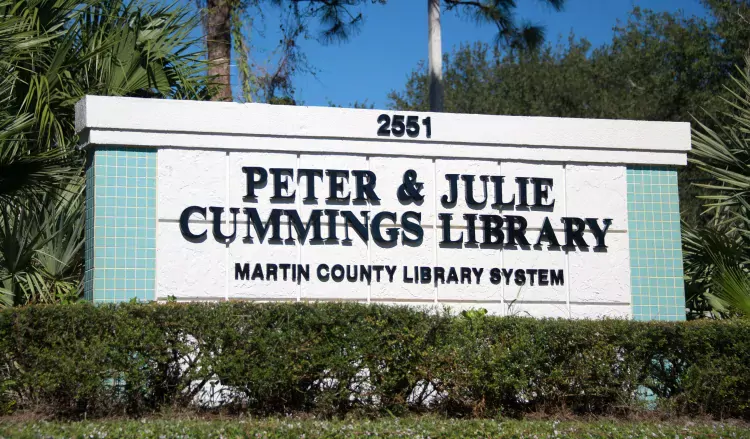 image of the Peter and Julie Cummings Library street sign